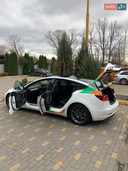 Седан Tesla Model 3 2022 в Бучі