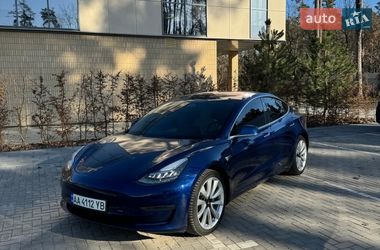 Седан Tesla Model 3 2019 в Бучі