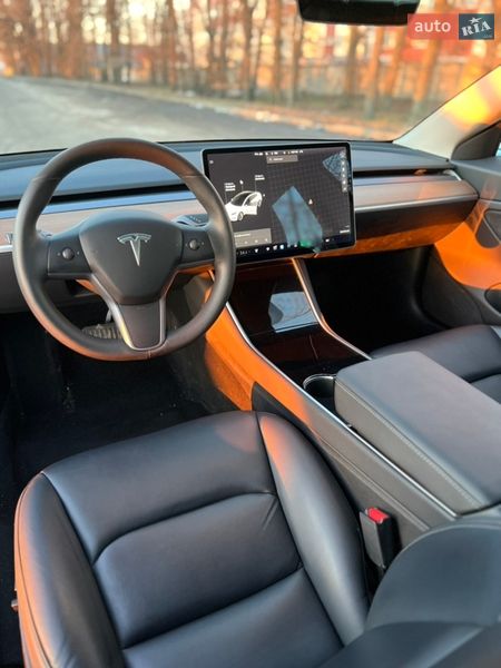 Седан Tesla Model 3 2019 в Броварах