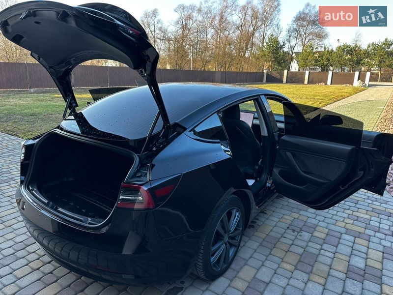 Седан Tesla Model 3 2019 в Львове