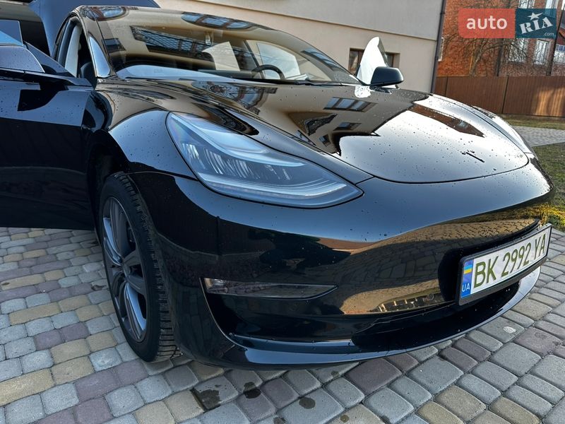 Седан Tesla Model 3 2019 в Львове