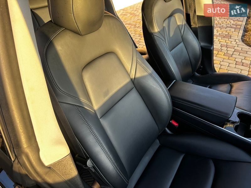 Седан Tesla Model 3 2019 в Львове