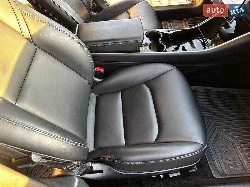 Седан Tesla Model 3 2019 в Львове