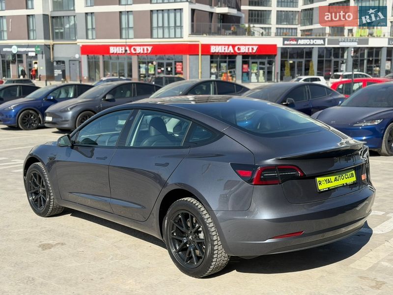 Седан Tesla Model 3 2023 в Львове