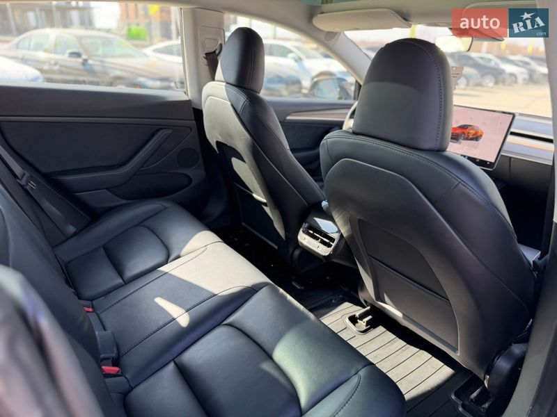 Седан Tesla Model 3 2023 в Львове