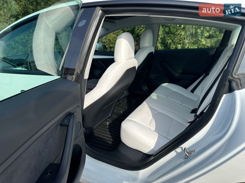 Седан Tesla Model 3 2022 в Ровно