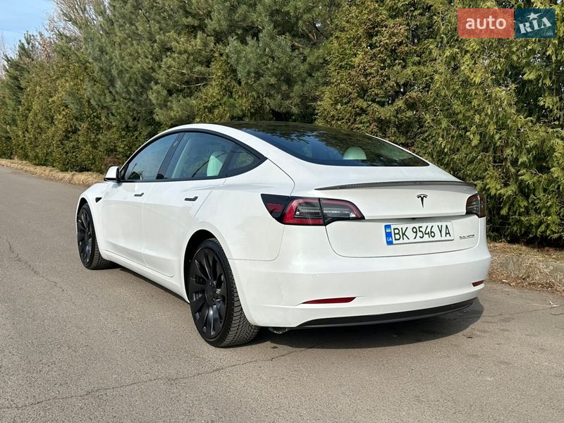 Седан Tesla Model 3 2022 в Ровно