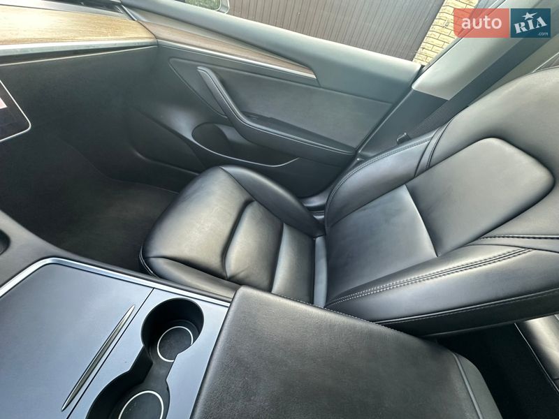 Седан Tesla Model 3 2022 в Виннице