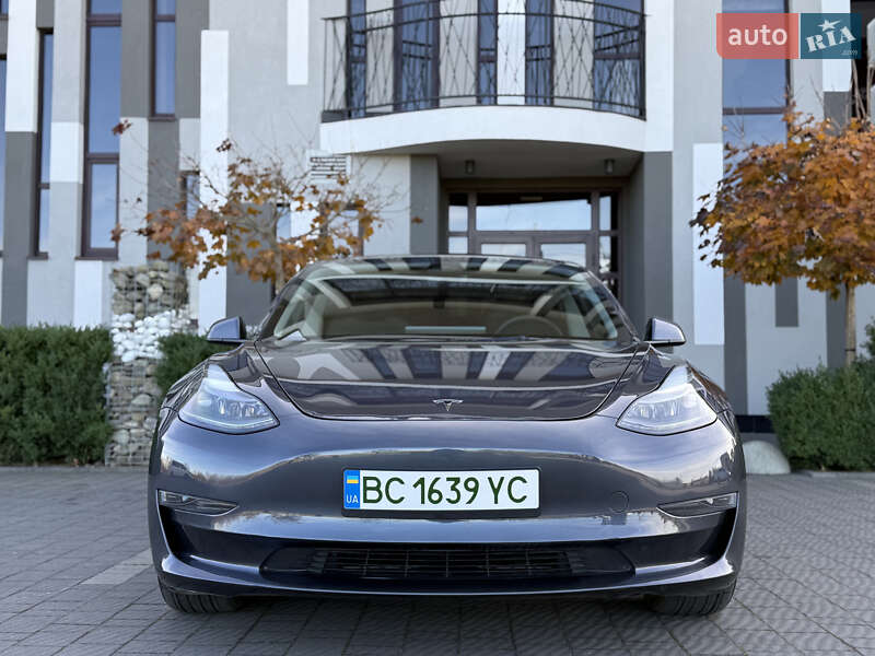 Седан Tesla Model 3 2023 в Стрию