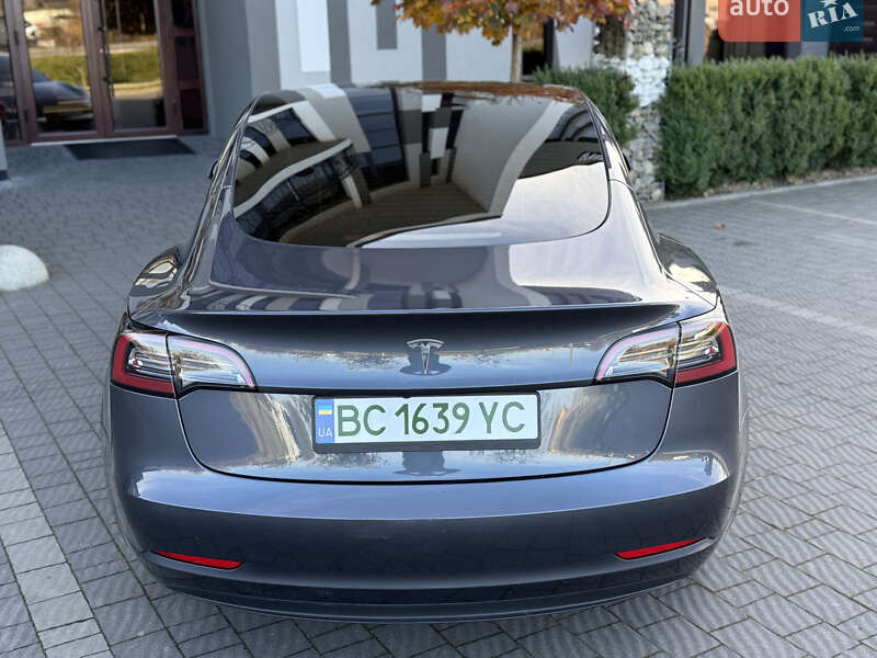Седан Tesla Model 3 2023 в Стрию