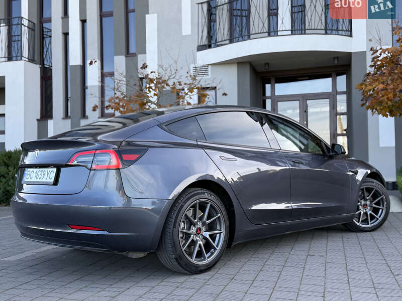 Седан Tesla Model 3 2023 в Стрию