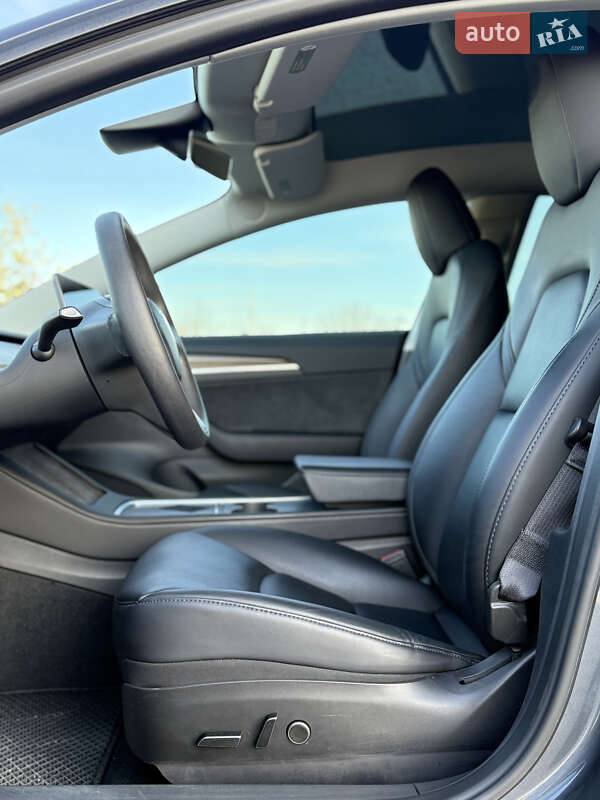 Седан Tesla Model 3 2023 в Стрию