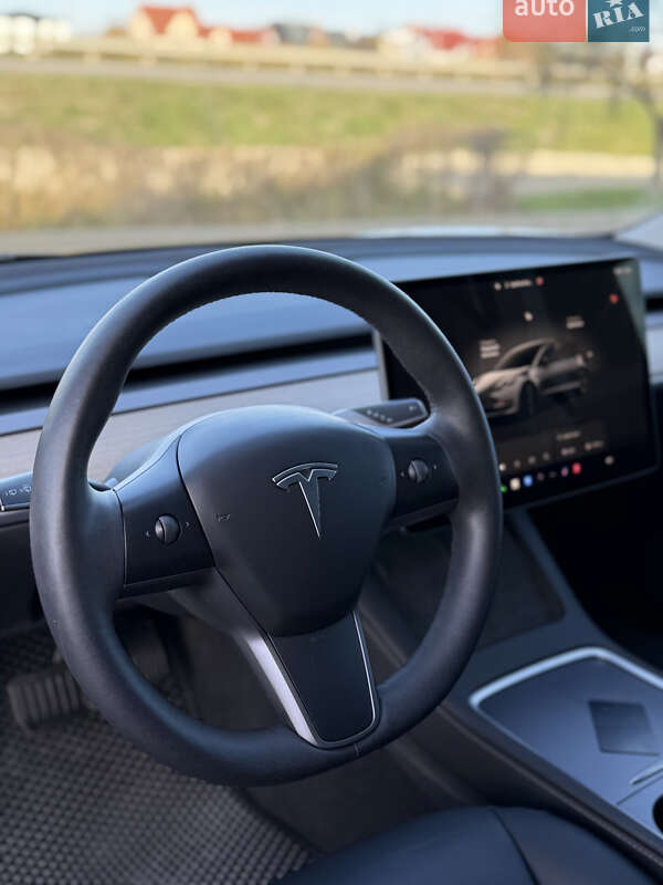 Седан Tesla Model 3 2023 в Стрию