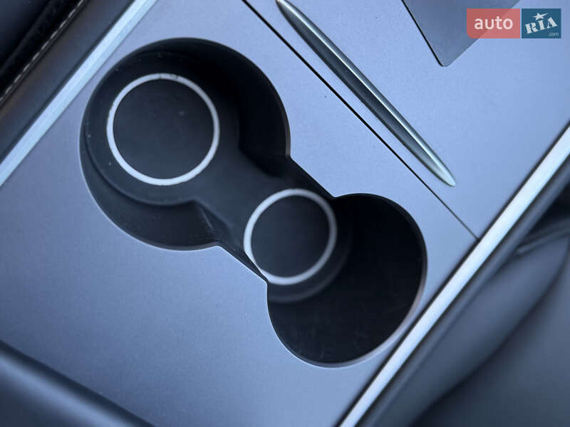 Седан Tesla Model 3 2023 в Стрию