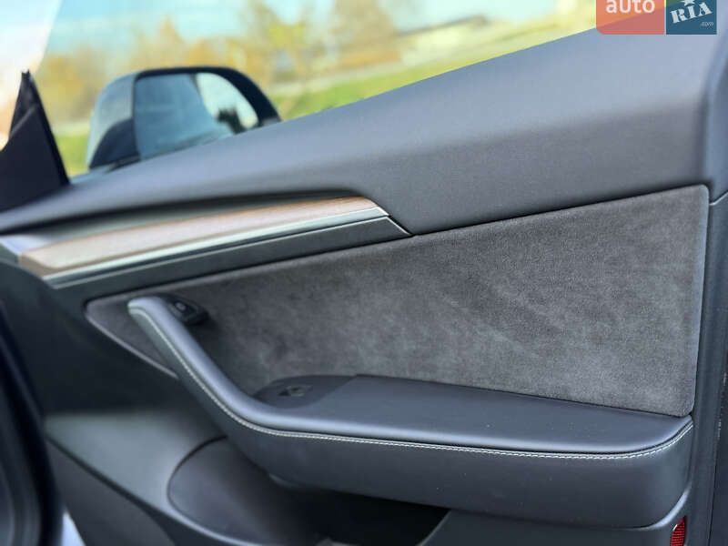 Седан Tesla Model 3 2023 в Стрию