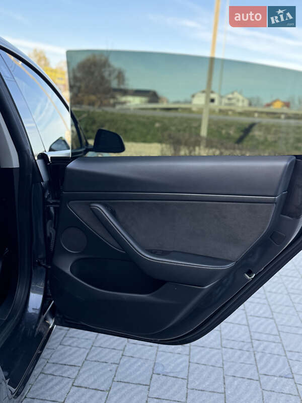 Седан Tesla Model 3 2023 в Стрию