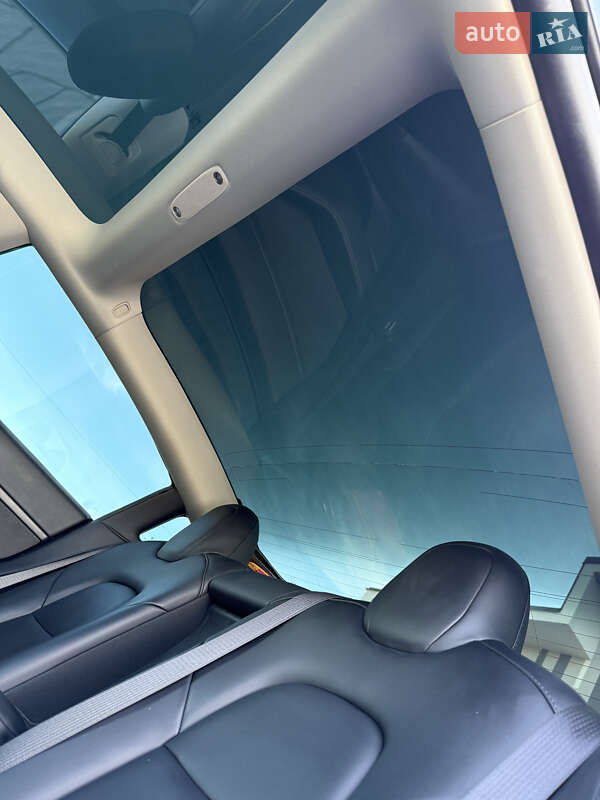 Седан Tesla Model 3 2023 в Стрию