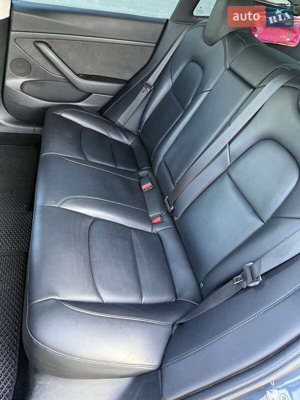 Седан Tesla Model 3 2023 в Стрию