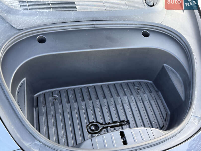 Седан Tesla Model 3 2023 в Стрию