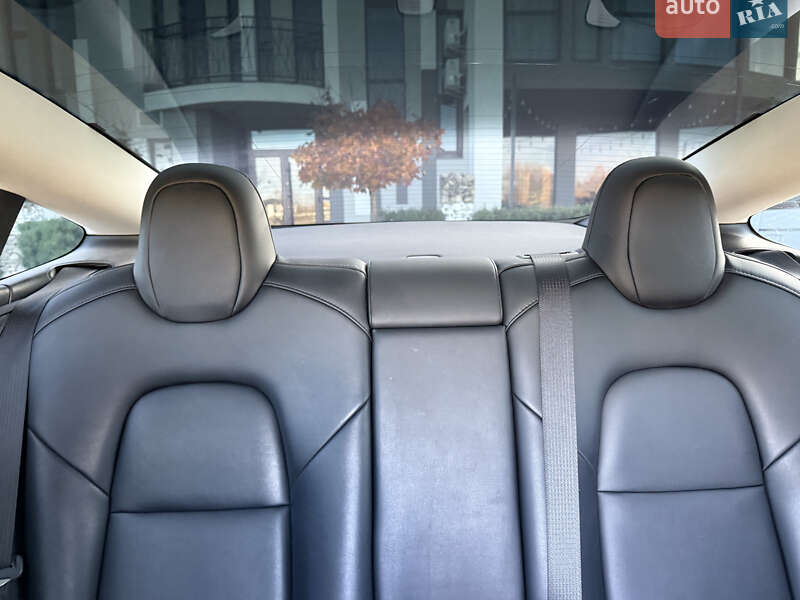 Седан Tesla Model 3 2023 в Стрию