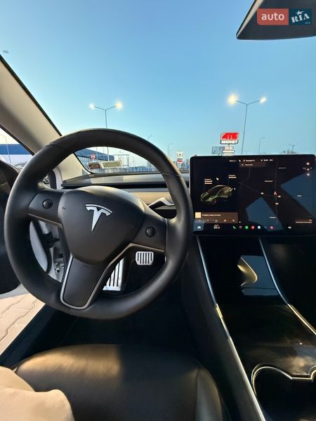 Седан Tesla Model 3 2019 в Львове