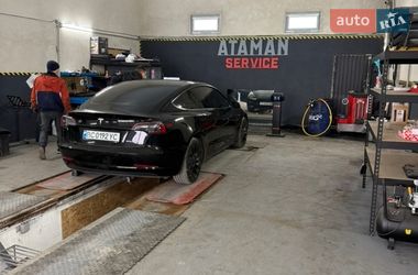 Седан Tesla Model 3 2023 в Львове