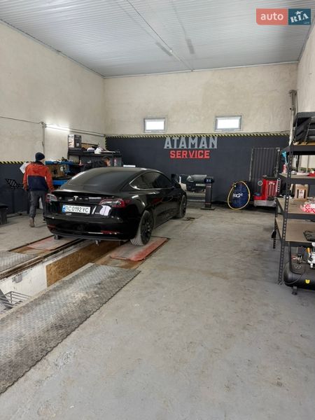 Седан Tesla Model 3 2023 в Львові