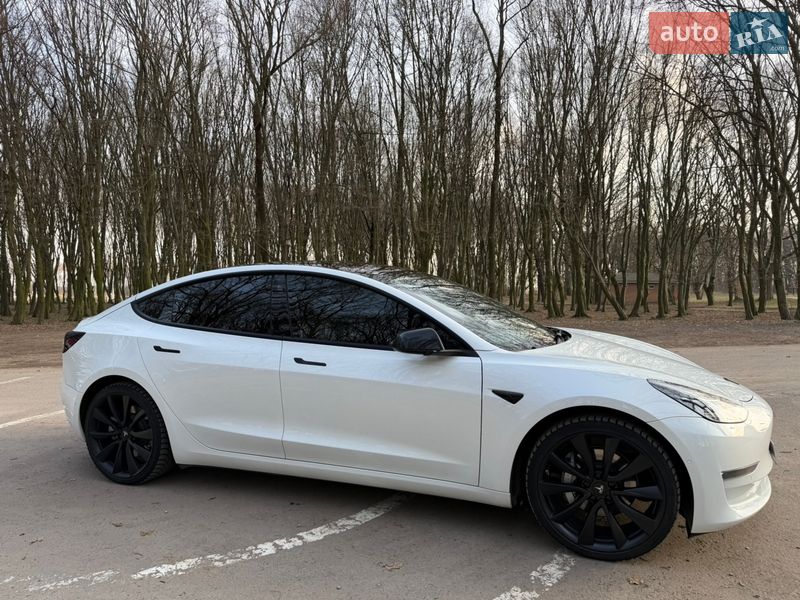 Седан Tesla Model 3 2022 в Львове