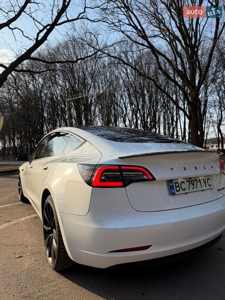 Седан Tesla Model 3 2022 в Львове