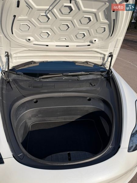 Седан Tesla Model 3 2022 в Львове