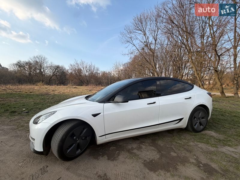 Седан Tesla Model 3 2023 в Львове