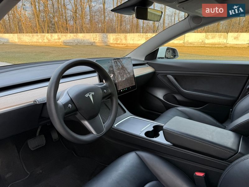 Седан Tesla Model 3 2021 в Луцке