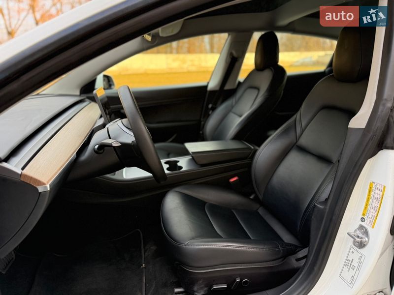 Седан Tesla Model 3 2021 в Луцке