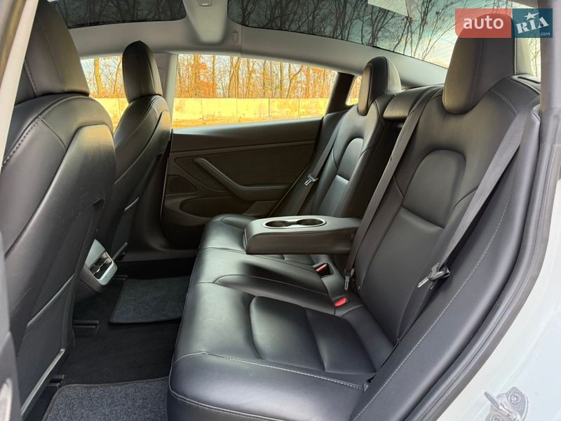 Седан Tesla Model 3 2021 в Луцке