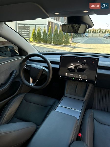 Седан Tesla Model 3 2024 в Черновцах