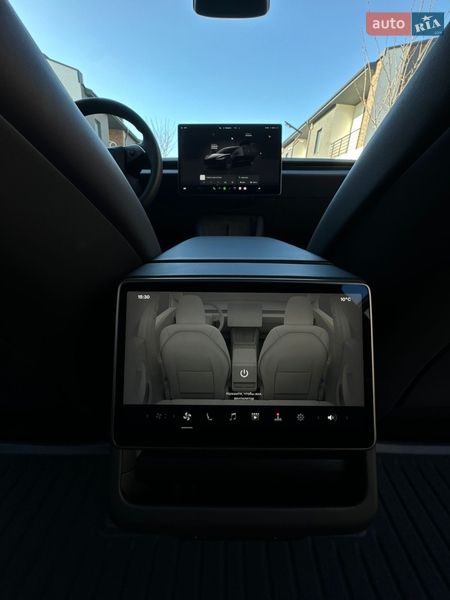 Седан Tesla Model 3 2024 в Черновцах