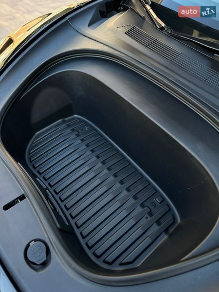 Седан Tesla Model 3 2024 в Черновцах