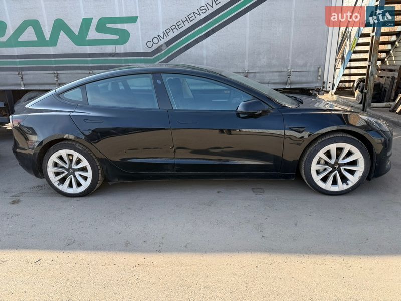 Седан Tesla Model 3 2021 в Киеве