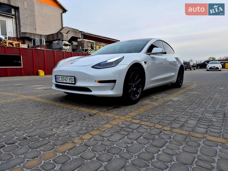 Седан Tesla Model 3 2019 в Львове