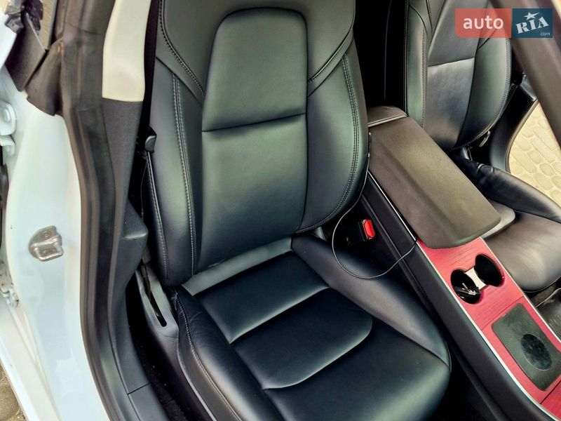 Седан Tesla Model 3 2019 в Львове