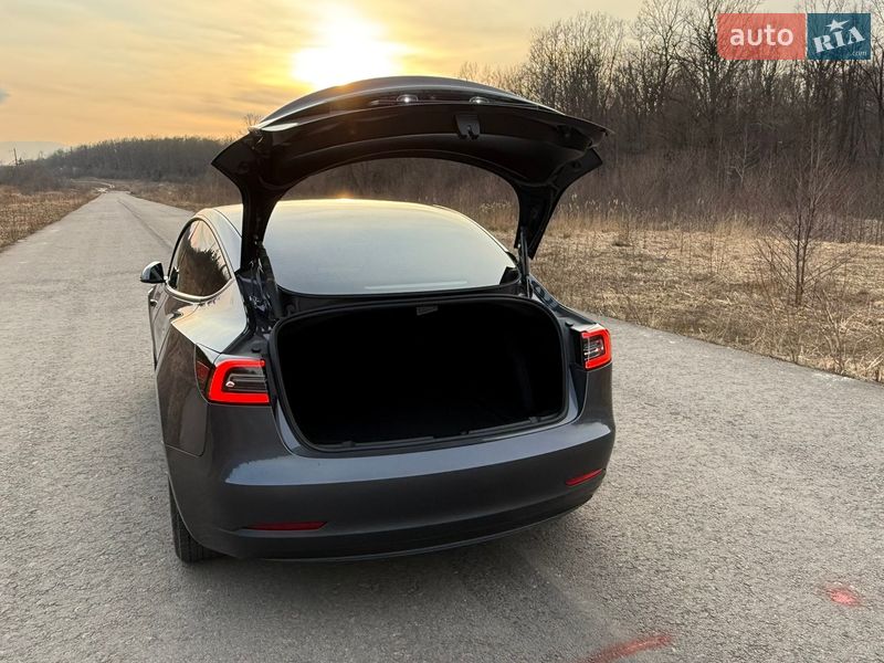 Седан Tesla Model 3 2023 в Трускавце