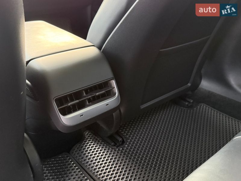 Седан Tesla Model 3 2023 в Трускавце