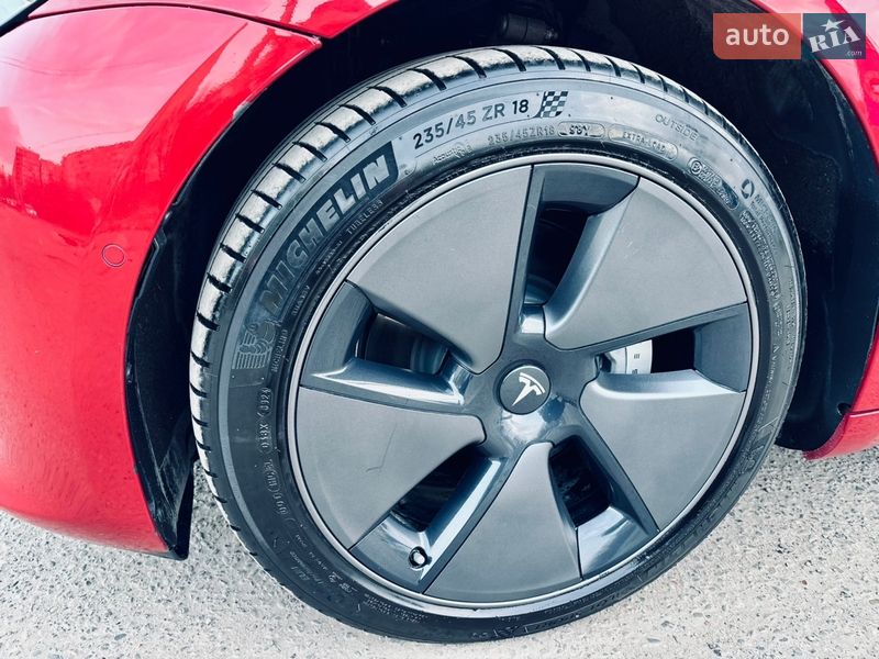 Седан Tesla Model 3 2019 в Чернівцях