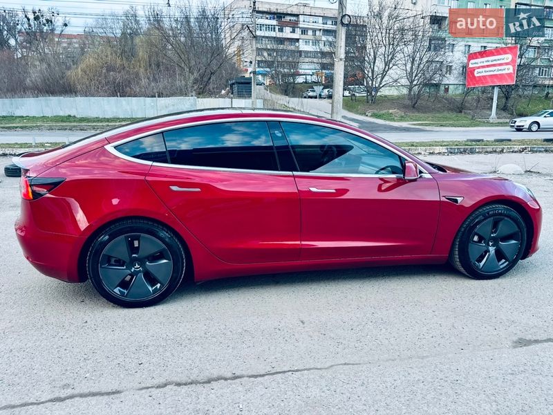 Седан Tesla Model 3 2019 в Чернівцях