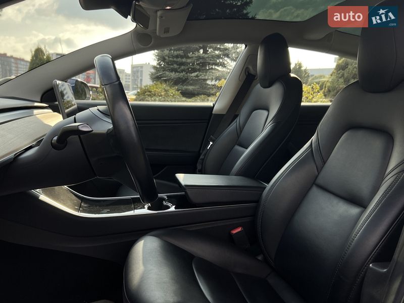 Седан Tesla Model 3 2019 в Львове