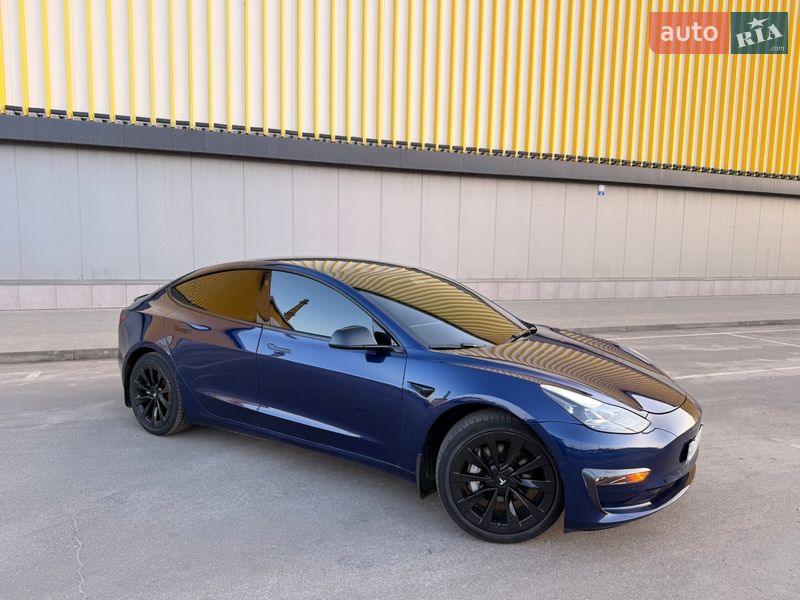 Седан Tesla Model 3 2022 в Киеве