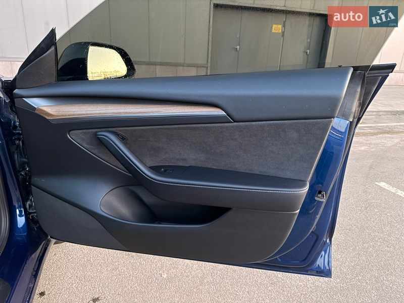 Седан Tesla Model 3 2022 в Киеве