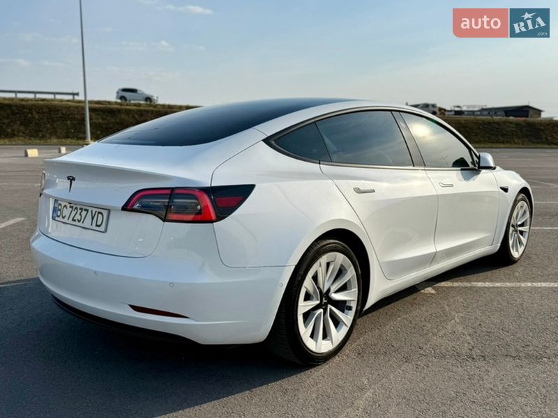 Седан Tesla Model 3 2021 в Львове