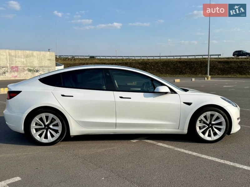 Седан Tesla Model 3 2021 в Львове