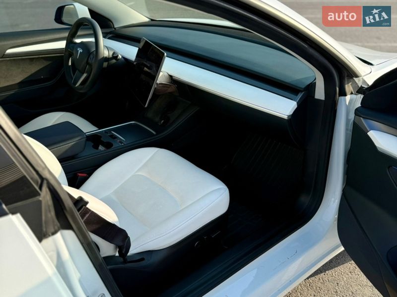 Седан Tesla Model 3 2021 в Львове